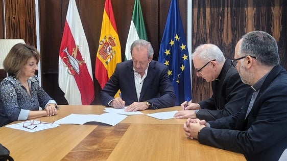 El alcalde y el obispo durante la firma del acuerdo este viernes en al Ayuntamiento.