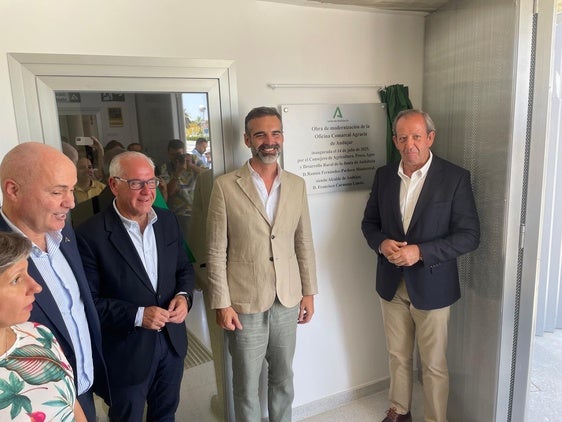 EL CONSEJERO Y EL RESTO DE AUTORIDADES JUNTO CON LA NUEVA PLACA.
