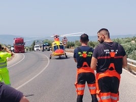 VPOMBEROS DE ANDÚJAR EN EL ACCIDENTE DE LA CARRETERA DE ARJONA ACAECIDO LA PASADA SEMANA.
