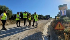 LA DELEGADA EN SU VISITA A LAS OBRAS DE AMBOS CAMINOS.
