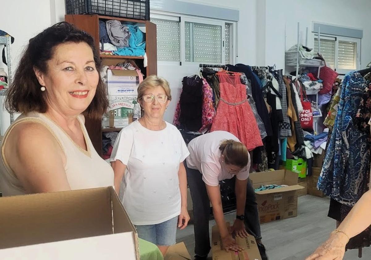 Mujeres voluntarias odenando el ropero el pasado viernes.