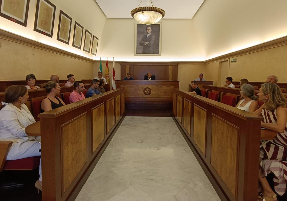 La nueva edil durante la jura el pasado lunes y actuales miembros de la Corporación Municipal.