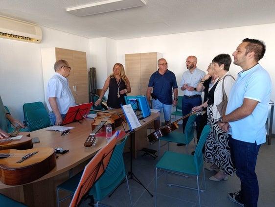 HIDALGO CONVERSA CON UNO DE LOS INTEGRANTES DEL TALLER DE MÚSICA.