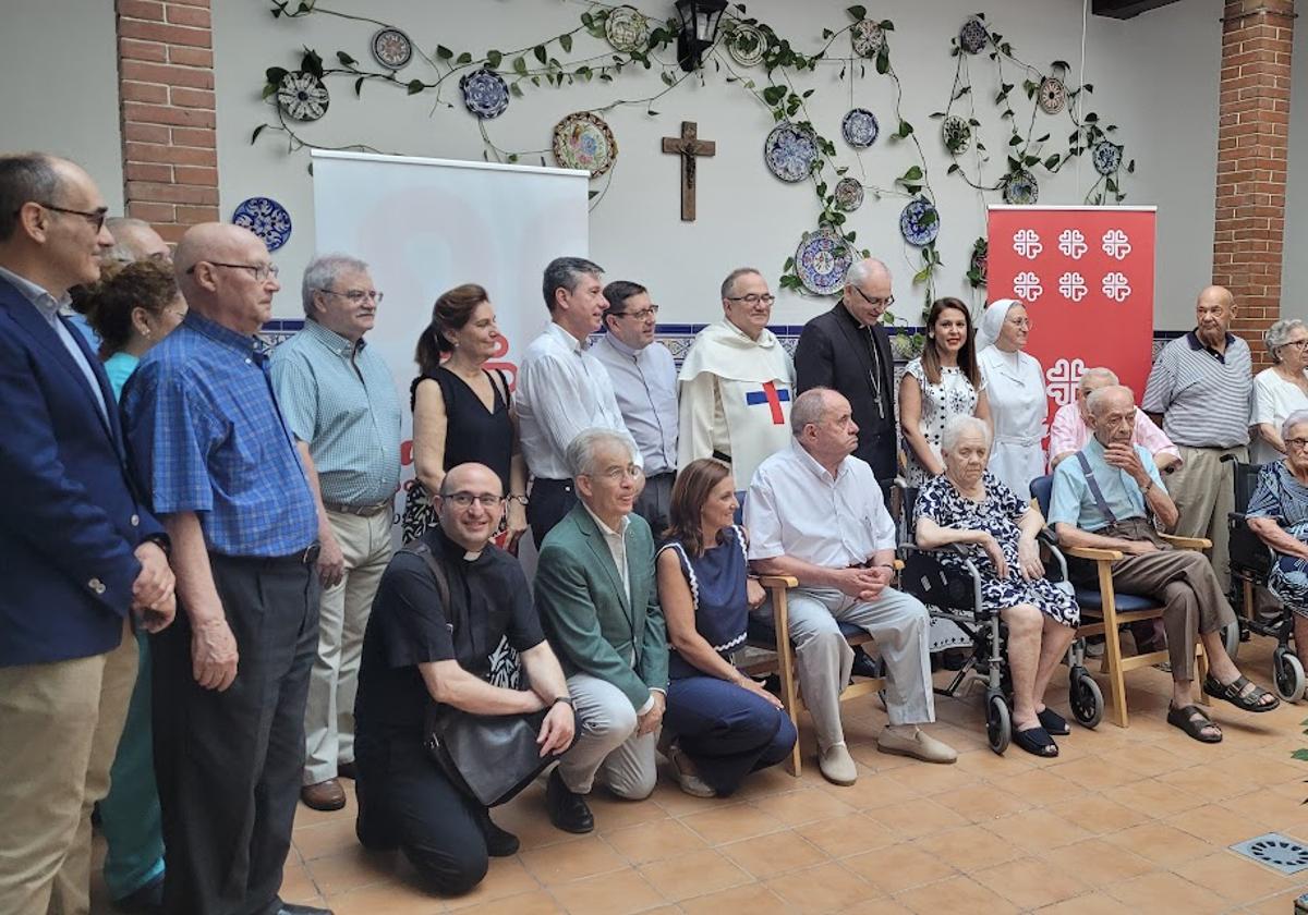 Asistentes al acto de entrega de los fondos en la Casa Hogar de Cáritas.