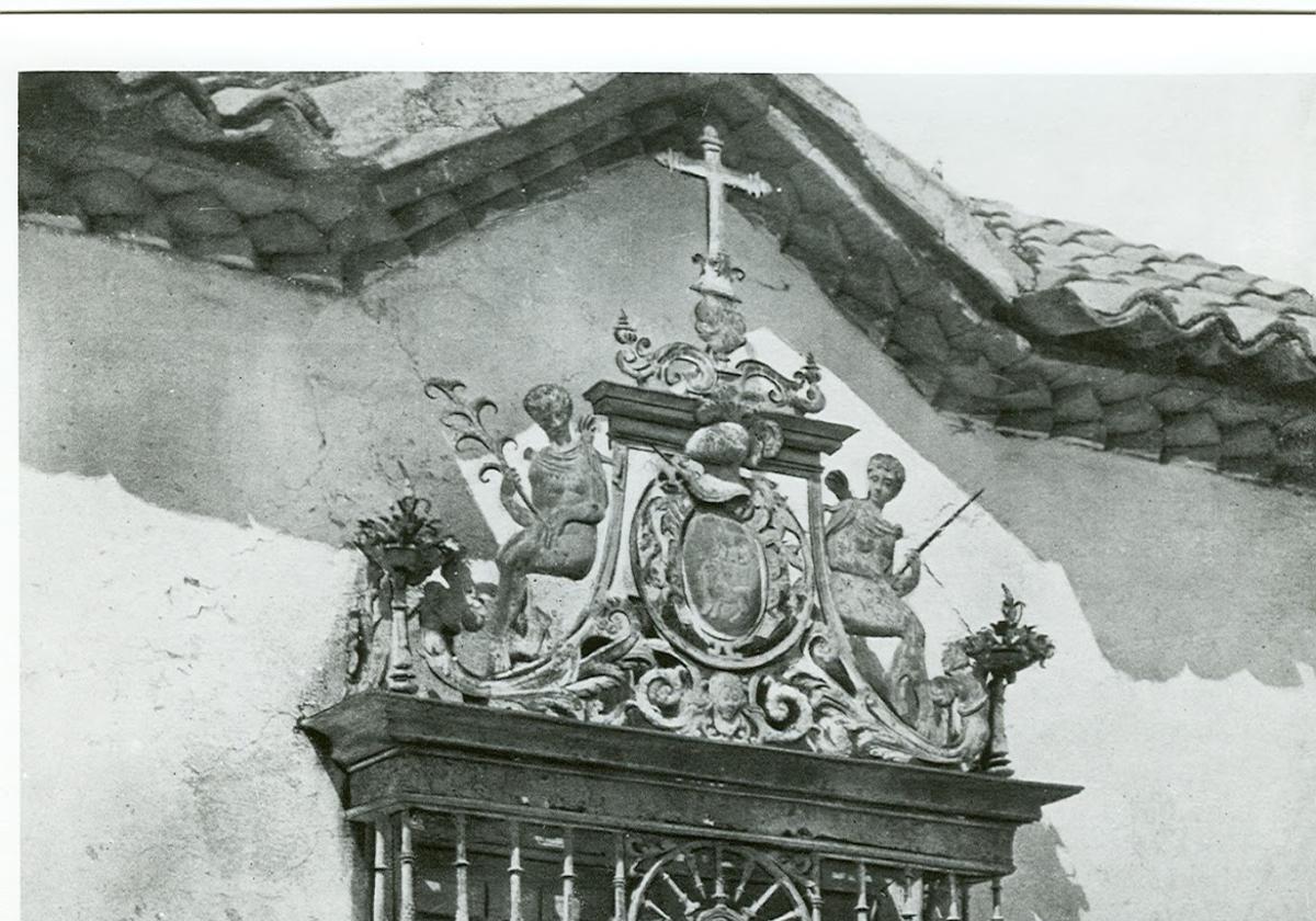 Reja del siglo XVI, atribuida al maestro Bartolomé, que estuvo situada en el palacio de los Cárdenas.