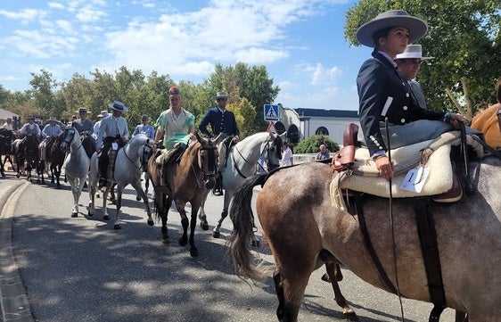 Amazonas y jinetes en el paseo de caballos de la pasada Feria por los Jardines de Colón y paseo de enganches por el Ferial.