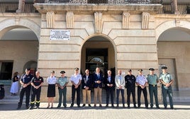 Integrantes de las fuerzas de seguridad en las puertas del Ayuntamiento en la jornada de ayer.
