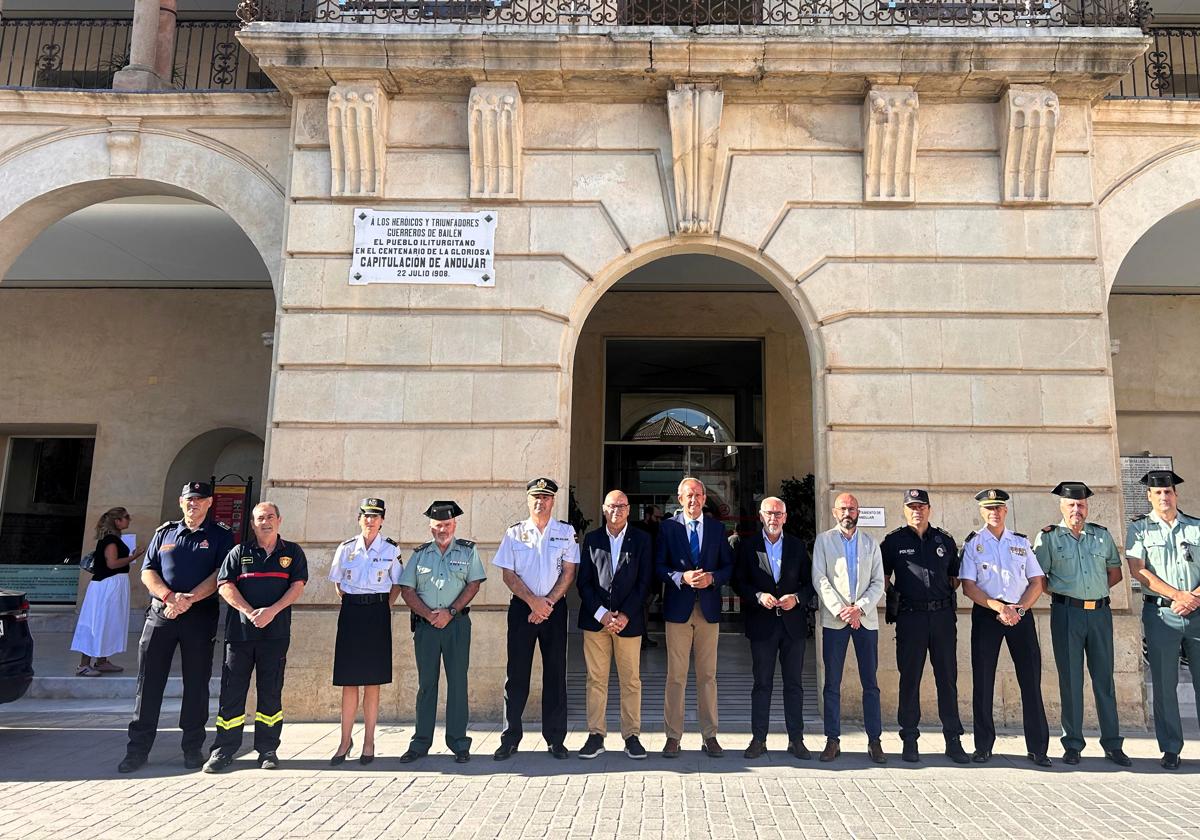 Integrantes de las fuerzas de seguridad en las puertas del Ayuntamiento en la jornada de ayer.