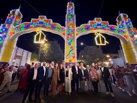 Miembros de la Corporación Municipall y de la Hermandad de San Eufrasio tras el encendido del alumbrado.
