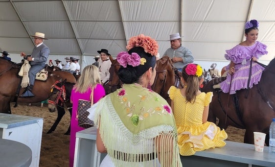 DOS EMBLEMS DE ANDÚJAR, EL TRAJE DE GITANA Y EL CABALLO SE HAN MEZCLADO EN EL FERIAL.