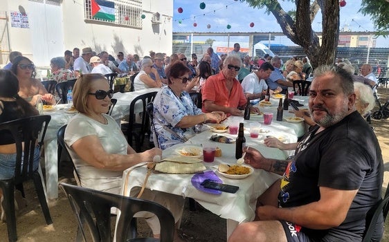 Asistentes a la paella de Izquierda Unida.