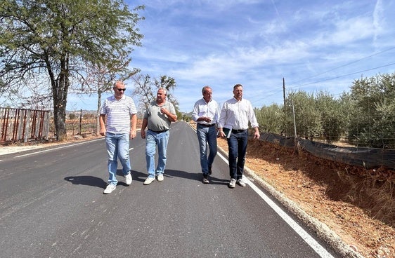 CARMONA CON EL EDIL LUIS VILLA Y EL PEDANEO DE LOS VILLARES DE ANDÚJAR.