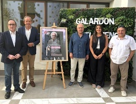 Las autoridades hoy en la presentación del galardón.