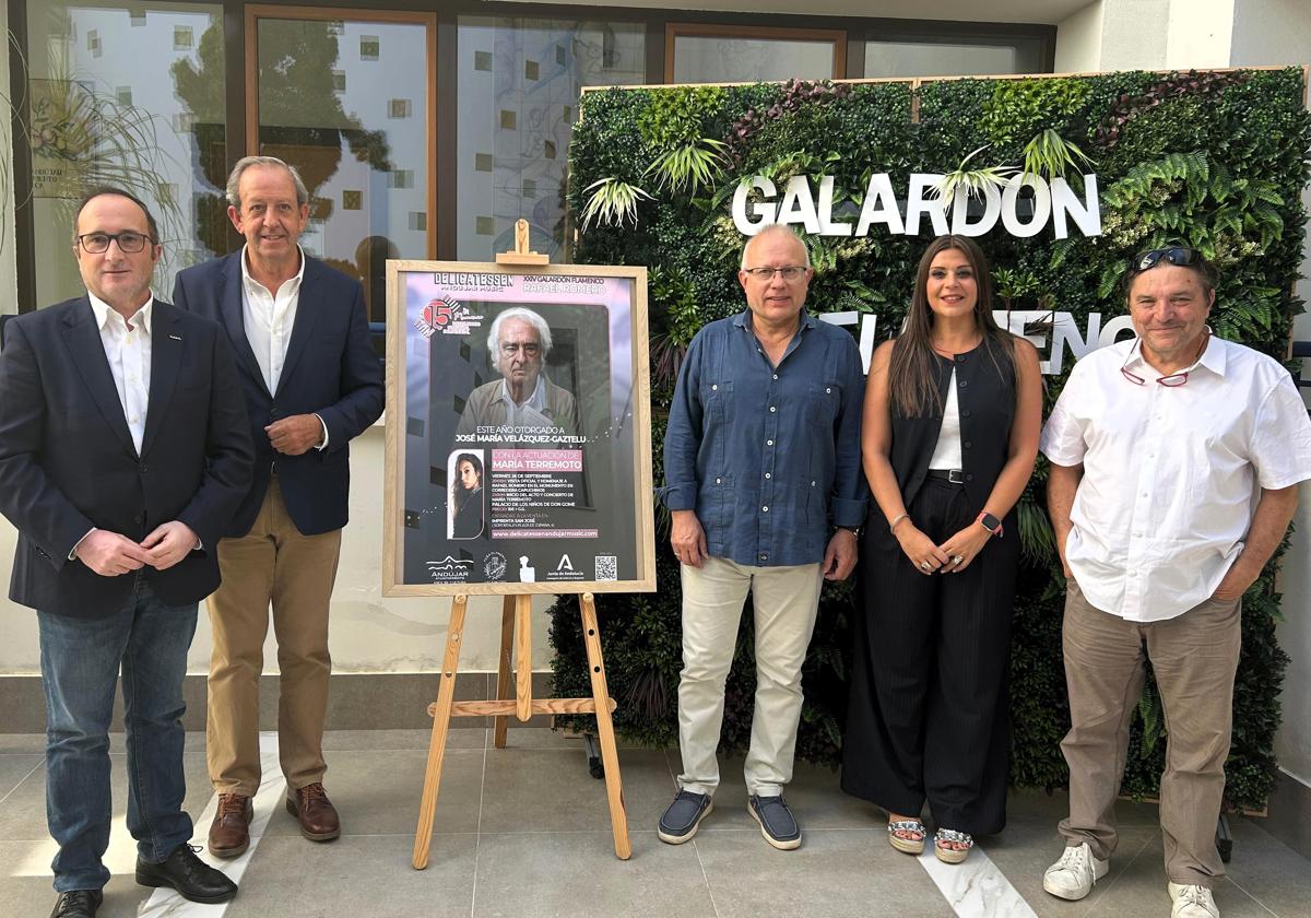 Las autoridades hoy en la presentación del galardón.