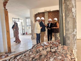 Estrella, Carmona e Hidalgo con el edil de Bienestar en las obras.