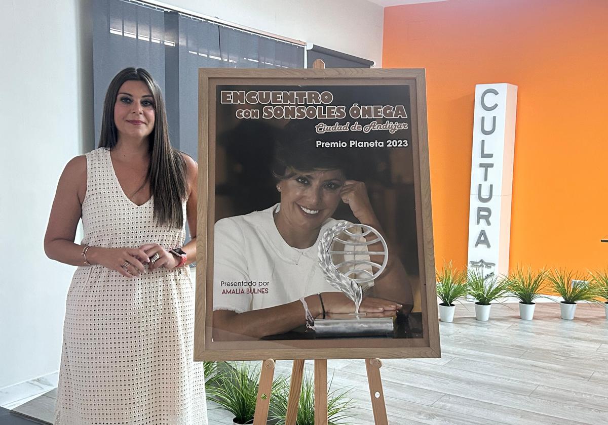 AZUCENA CEPEDELLO CON EL CARTEL DE SÓNSOLES ONEGA.