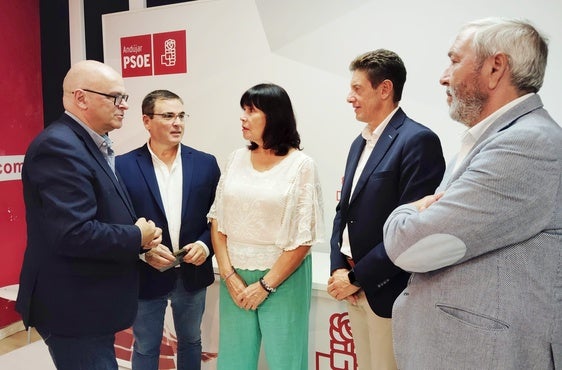MANUEL FERNÁNDEZ CON MIEMBROS DE LA EJECUTIVA LOCAL DEL PSOE.