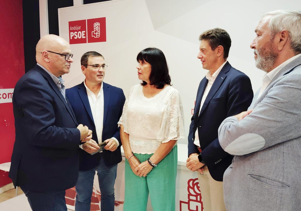 MANUEL FERNÁNDEZ CON MIEMBROS DE LA EJECUTIVA LOCAL DEL PSOE.