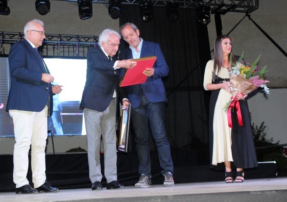 El alcalde de Andújar, Francisco Carmona, entrega el galardón a Velázquez-Gaztelu, junto al presidente de la peña flamenca Los Romeros, Antonio Gómez, y la edil de Cultura, Azucena Cepedello, antes de la actuación de María Terremoto.