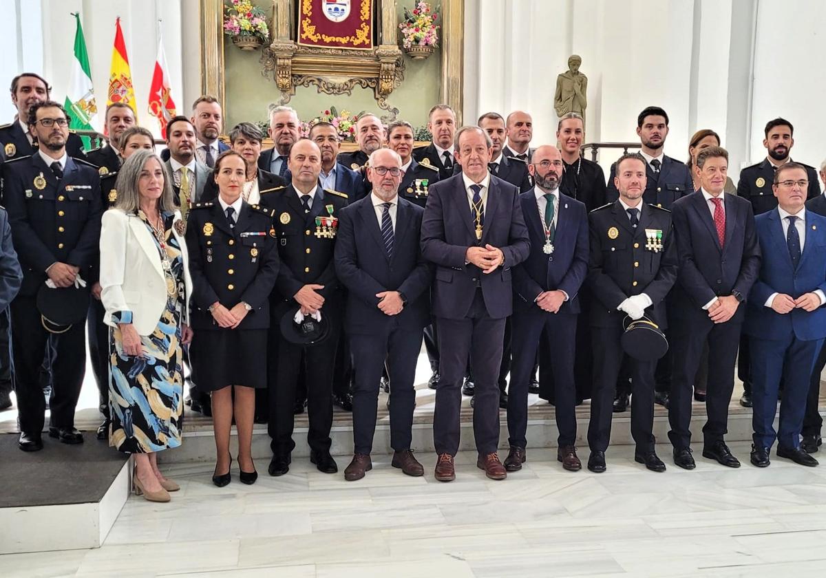 LAS AUTORIDADES POSAN CON LOS POLICÍAS HOMENAJEADOS.