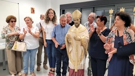 MIEMBROS DE LAS COFRADÍAS CON SUS IMÁGENES.