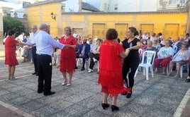 Las personas mayores han mostrado sus actitudes en el baile y la música.