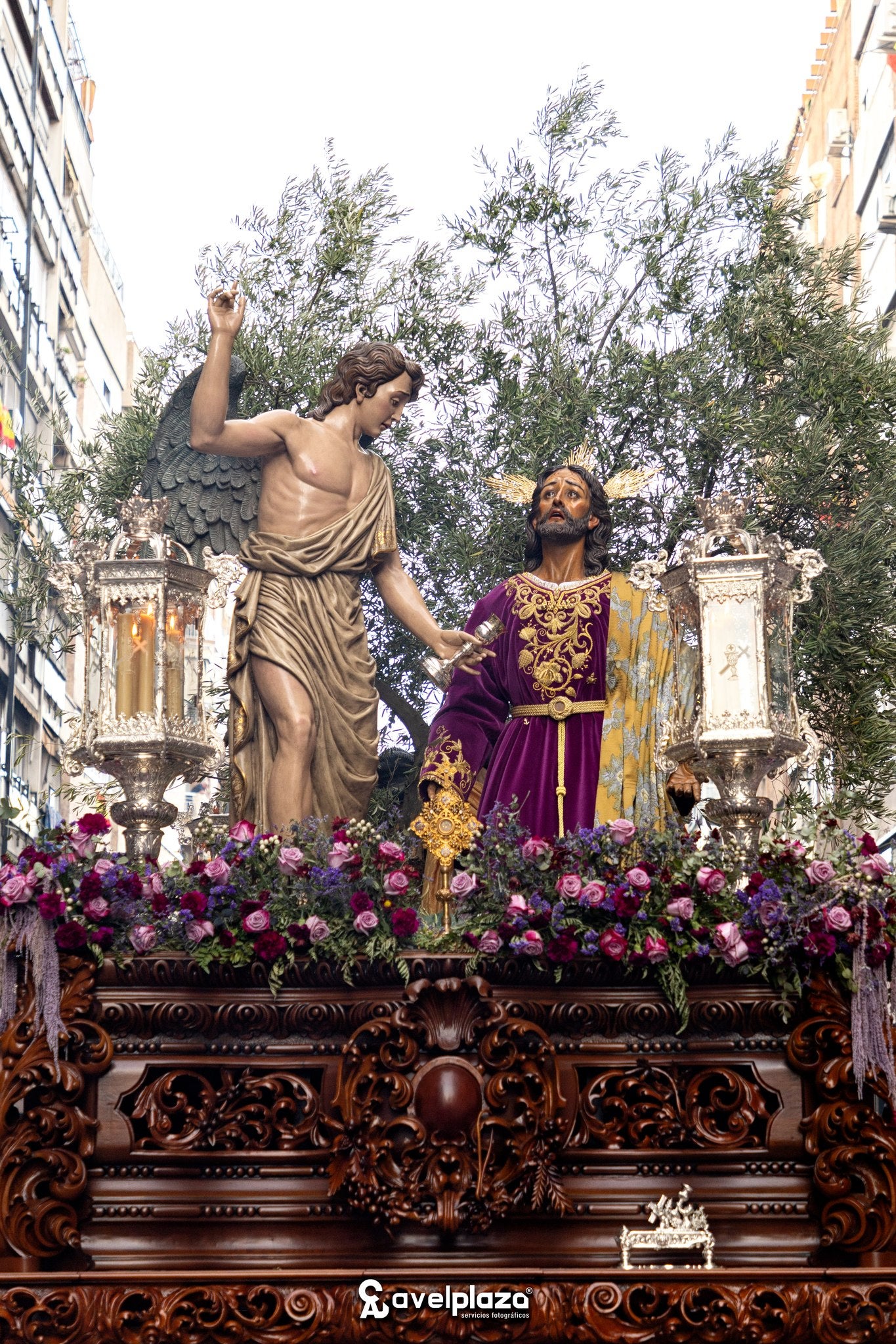 San Eufrasio presidió el altar mayor de la plaza de Santa María de Jaén junto al Santo Rostro y la Virgen del Rosario de Segura de la Sierra y la Oración en el Huerto impactó.