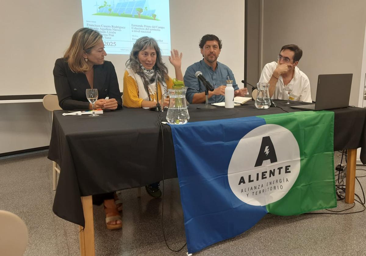 Encarna Camacho, primera a la izquierda.