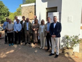 Soledad González y Miguel Contreras con representantes del Consistorio en la Viña Gisbert.