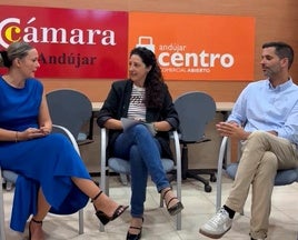 Rosa María Salas, Ana Mata y Juan Carlos Martínez, concejal de Comercio.