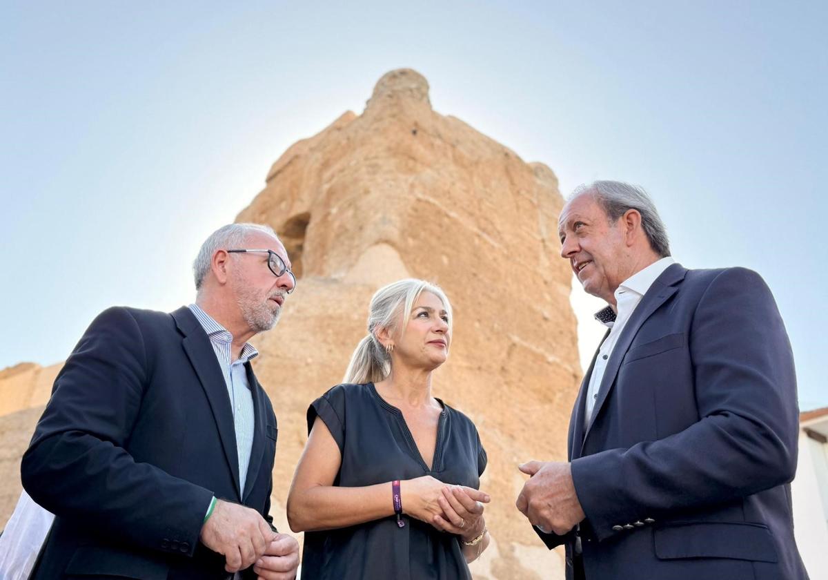 La consejera Patricia de Pozo hizo el anuncio de la iluminación en su reciete visita a las murallas.