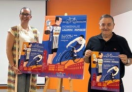 MARÍA JOSÉ FUENTES Y RAMÓN ARCO POSAN CON LOS CARTELES.