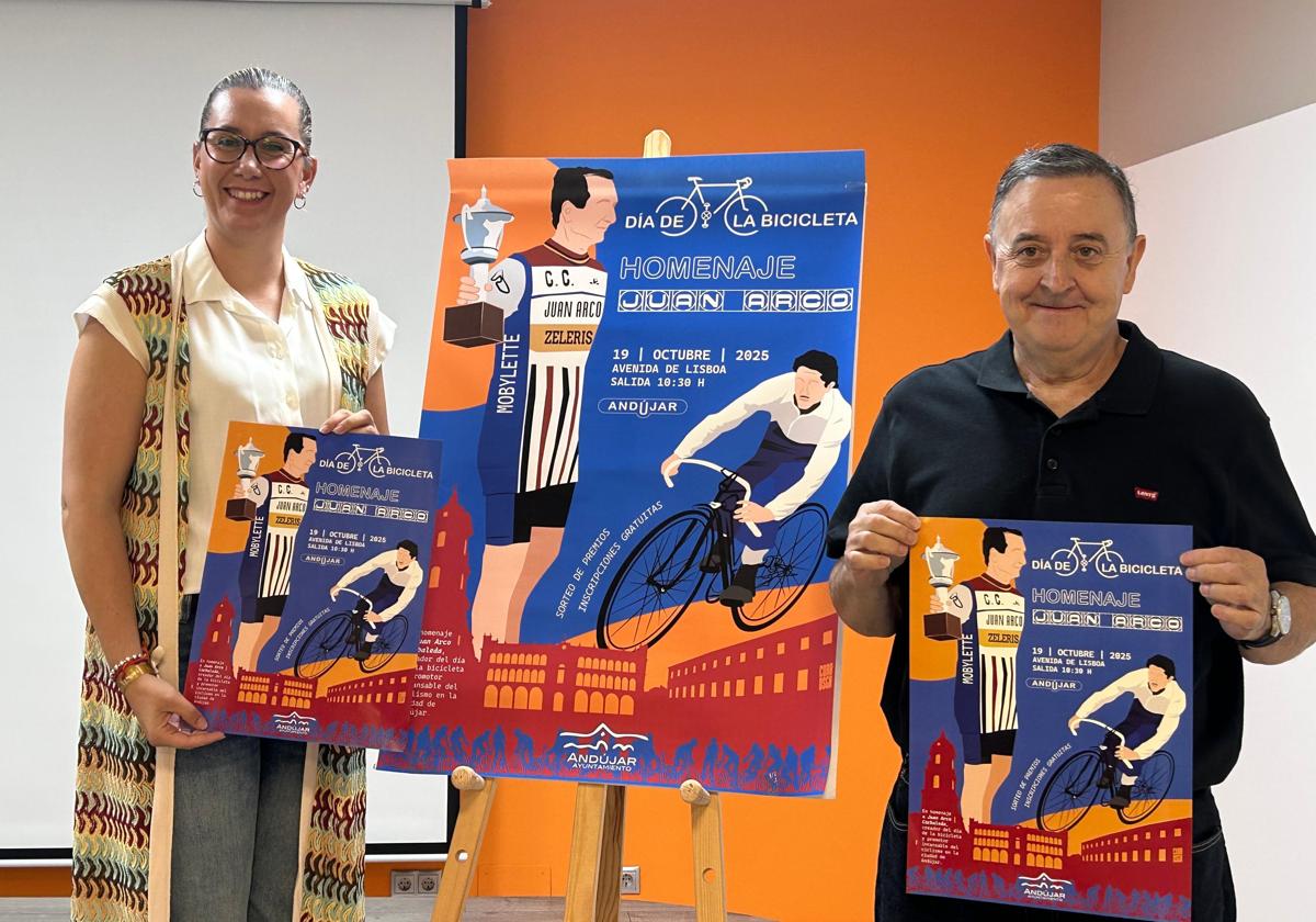 MARÍA JOSÉ FUENTES Y RAMÓN ARCO POSAN CON LOS CARTELES.