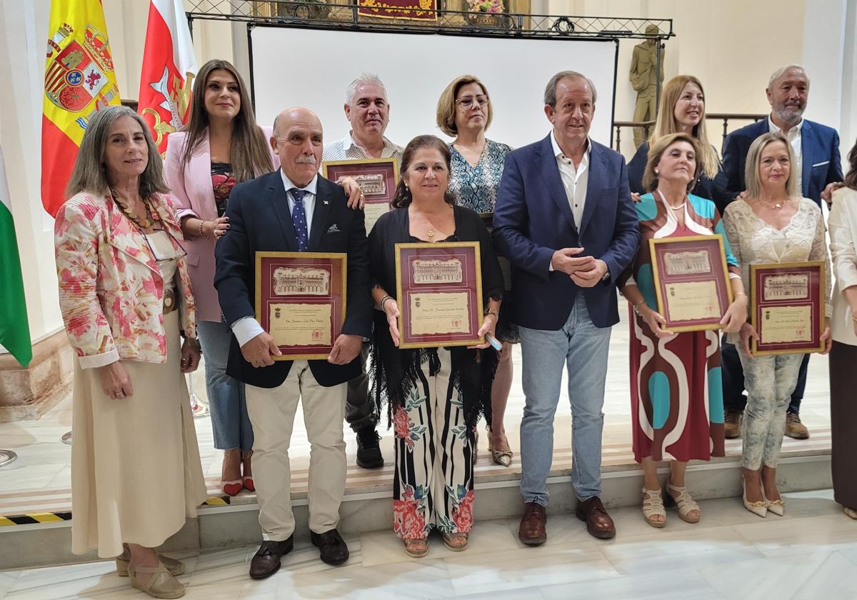 El profesorado homenajeado con el alcalde y miembros de la Corporacón Municipal.