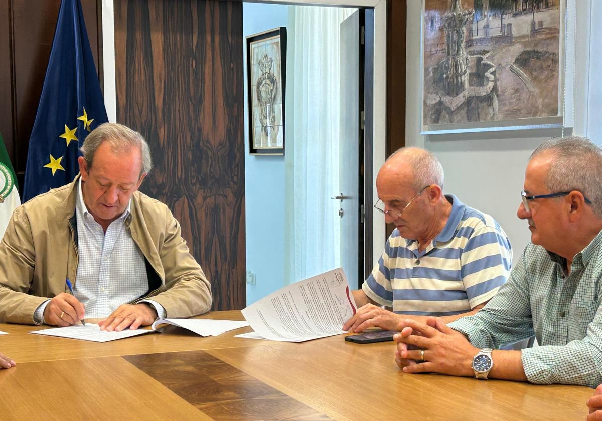 Carmona y Expósito firmaron el acuerdo.