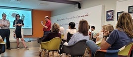Miguel Valdivia y Lola Buzán durante la explicación.