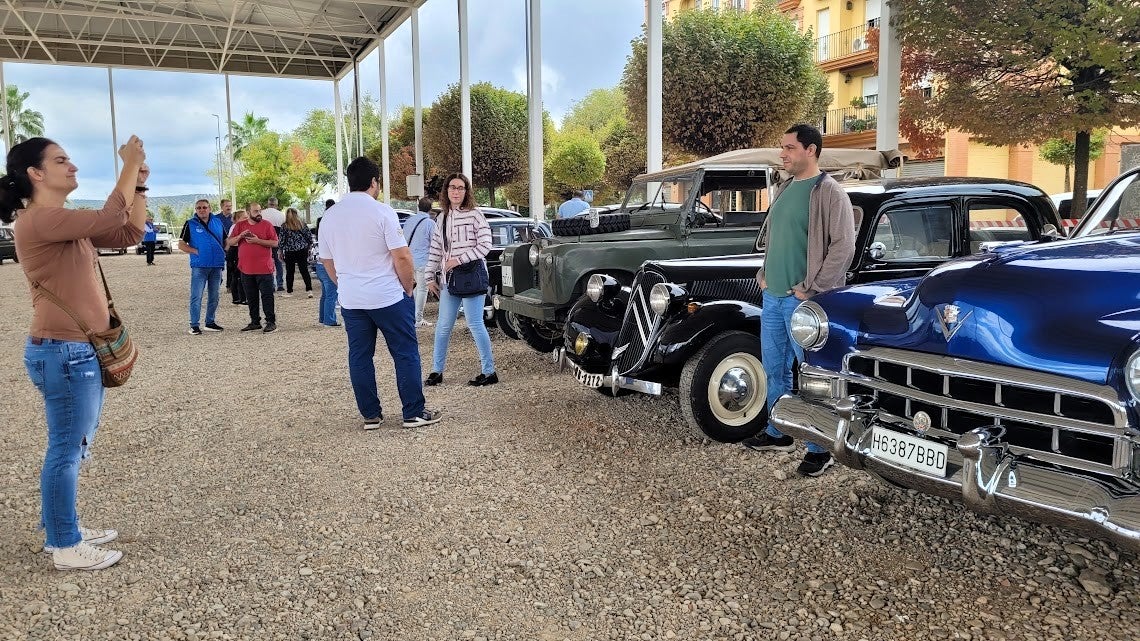 La fusión de los coches de época y el coleccionismo concitan un gran interés en Andújar
