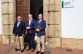 Javier Carazo con el alcalde en la remozada puerta.