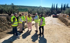 LA DELEGADA Y LA ALCALDESA DURANTE LA VISITA AL CAMINO.