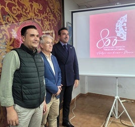 Salva Marcos con Manuel José Gómez y José María Alcántara, junto al logo.