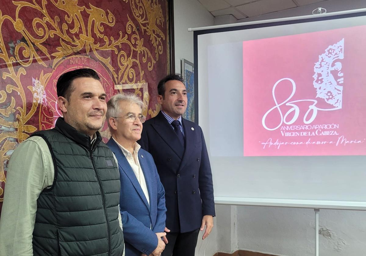 Salva Marcos con Manuel José Gómez y José María Alcántara, junto al logo.