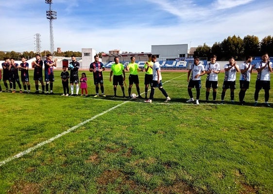SALUDO DE AMBOS EQUIPOS DONDE SE PUEDE VER EL MAL ESTADO DEL TERRENO DE JUEGO.