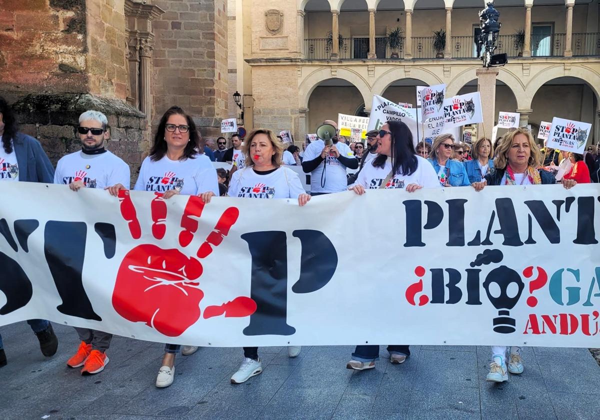 MANIFESTANTES, ESTA MAÑANA, EN LA PLAZA DE ESPAÑA.