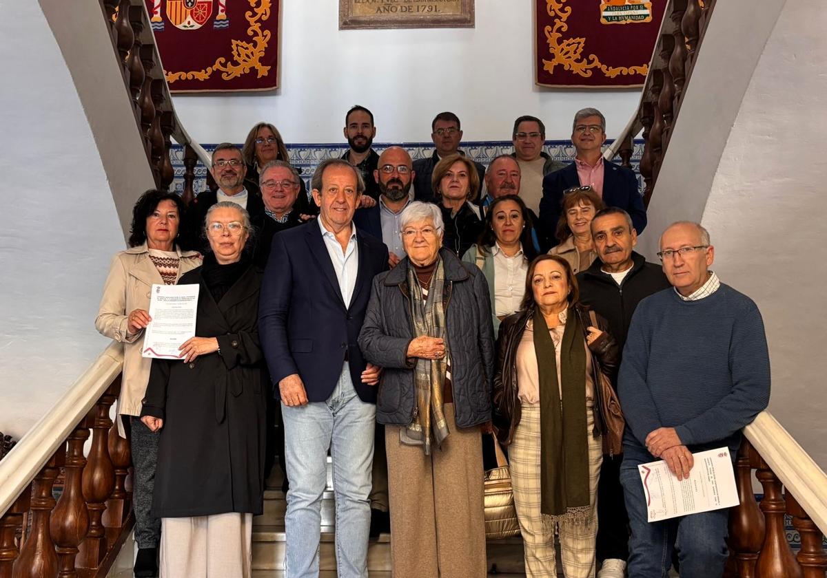 El alcalde y el concejal con los representantes de las asociaciones.