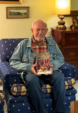 EDUARDO ALVARADO POSA CON SU LIBRO.