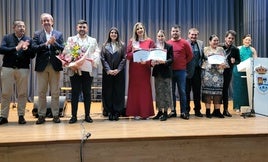l ganador posa entre el alcalde, Francisco Carmona y la edil de Cultura, Azucena Cepedello con el resto de finalistas.