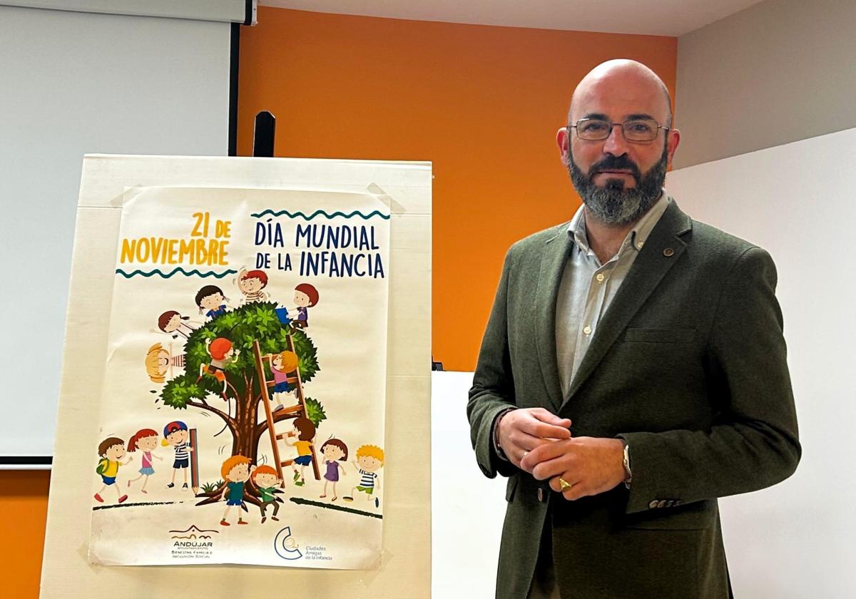 Manuel Mezquita posa con el cartel de la actividad.