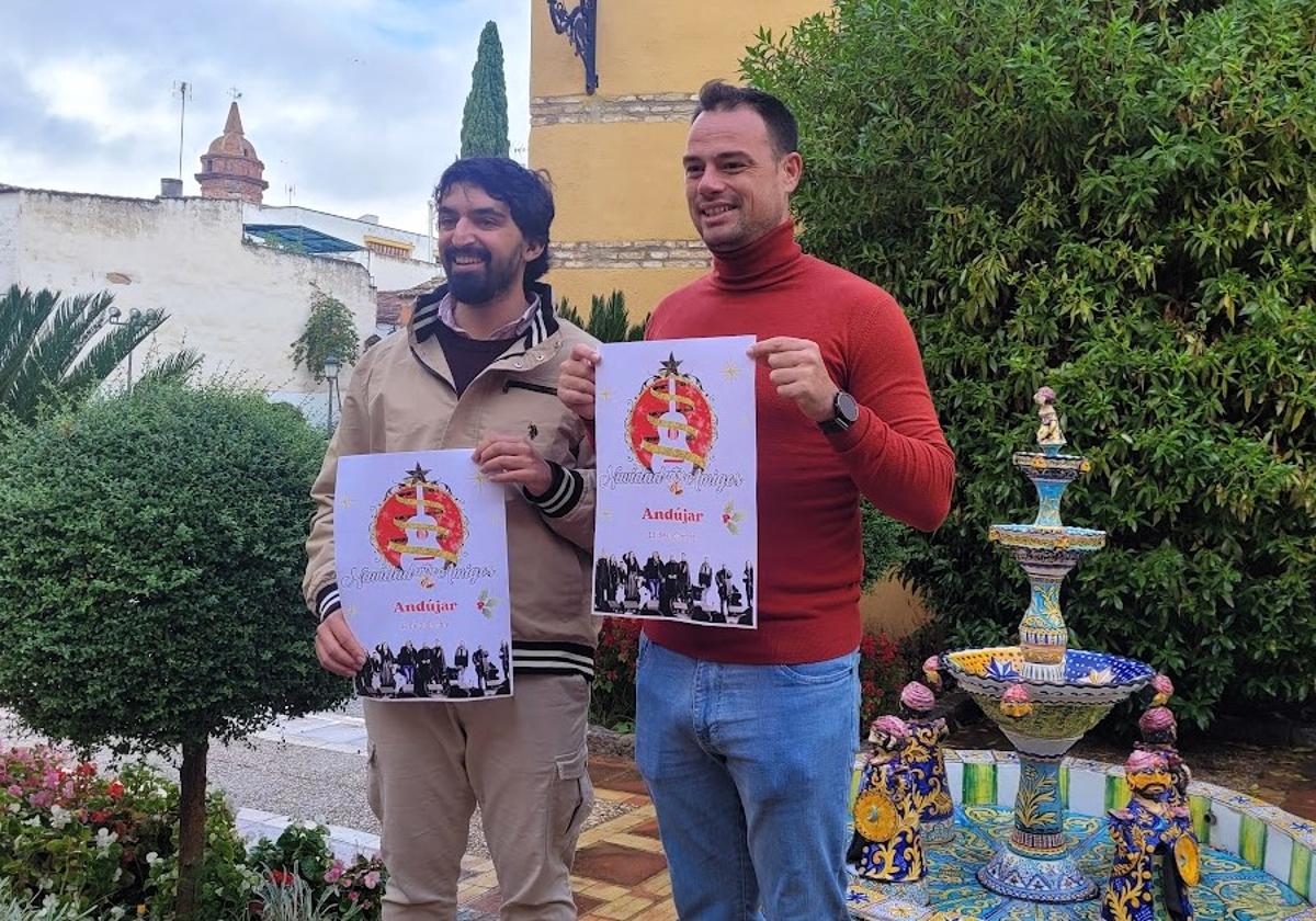 Mario Moraga y Antonio Torres posan en el exterior del Palacio de los Niños de Don Gome con el cartel.