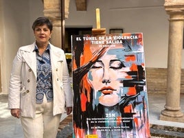 Rosa Sola posa con el cartel que anuncia las actividades.