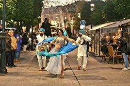 DESFILE POR EL CENTRO DE LA CIUDAD.